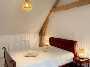 1 dormitorio con 1 cama con 2 toallas en Gîte Mont-prés-Chambord, 4 pièces, 6 personnes - FR-1-491-365, en Mont-près-Chambord