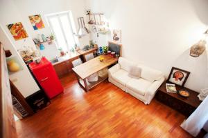 een woonkamer met een witte bank en een tafel bij A Secret Corner in Rome