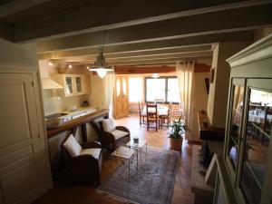 a view of a living room and a kitchen with a table at Gîte rustique à Cheverny: nature, tennis, animaux bienvenus, pêche et châteaux de la Loire à proximité - FR-1-491-366 in Cheverny