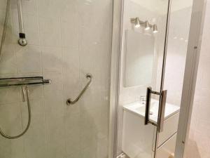 un bagno con doccia con porta in vetro di Gîte confort pour 2 avec jardin privatif près des châteaux et du Zooparc de Beauval - FR-1-491-368 a Couffy