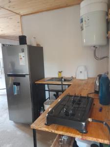 eine Küche mit einem Herd und einem Kühlschrank in der Unterkunft Casa en Boca del Río in Las Tapias