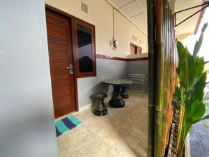 Habitación pequeña con mesa y puerta en Guest House 88 Pandawa en Ungasan