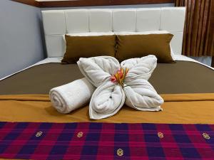 Una cama con toallas encima. en Guest House 88 Pandawa en Ungasan