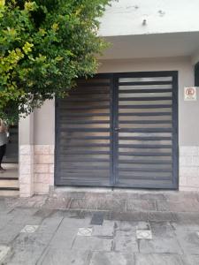 een grote metalen garagedeur aan de zijkant van een gebouw bij Hostel San Vicente in Salta