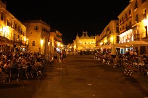 un gruppo di persone seduti su una strada di notte di Casa Rural La Cenicienta a Sancti Spíritus