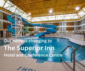 サンダーベイにあるSuperior Inn Hotel and Conference Centre Thunder Bayのホテルと会議センターにあるスライダー付きのプール