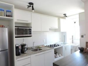 Een keuken of kitchenette bij Vista apaixonante: Apartamento prático e completo