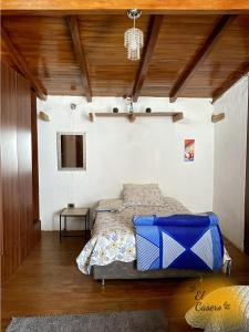 - une chambre avec un lit et un plafond en bois dans l'établissement Acogedora y Céntrica Habitación - H. El Casero, à Cajamarca