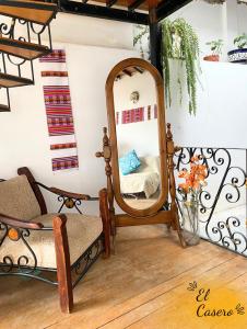 a dressing room with a mirror and a chair at Acogedora y Céntrica Habitación - H. El Casero in Cajamarca