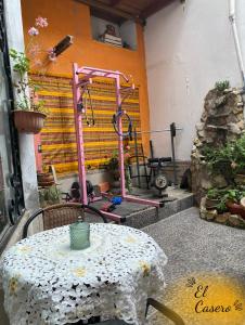 - une table avec un tissu de table au-dessus d'une terrasse dans l'établissement Acogedora y Céntrica Habitación - H. El Casero, à Cajamarca