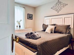 a bedroom with a bed with two towels on it at All Seasons Cottage - Game Room - Firepit By Zen Living Short Term Rental in Luray