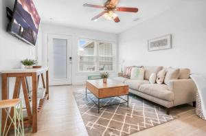 een woonkamer met een bank en een tafel bij Beachside Suite, Newly Renovated, Steps to the Sand, Relax and Unwind! in St. Augustine