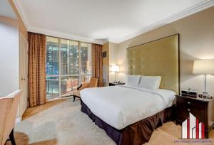 una camera con un grande letto e una grande finestra di MGM Signature-08-801 1Br2Ba F1 Strip View Balcony a Las Vegas