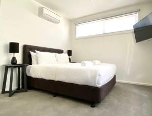 1 dormitorio con 1 cama grande y ventana en Captain's Cove All Accessible Luxury Apartment with Free Netflix, en Paynesville