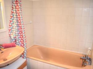 a bathroom with a pink tub and a sink at Gîte chaleureux près des Châteaux de la Loire, avec terrasse, équipements de loisirs et pêche - FR-1-491-357 in Cour-Cheverny +11 photos