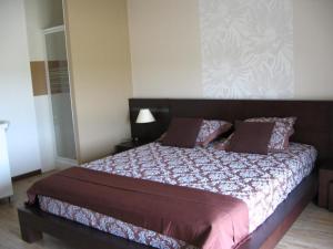 1 dormitorio con 1 cama grande con almohadas moradas en Gîte Averdon, 4 pièces, 8 personnes - FR-1-491-377 en Averdon