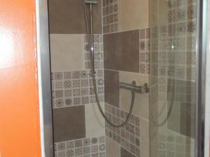 Koupelna v ubytování Gîte familial proche des châteaux de la Loire et du Zoo de Beauval, animaux admis, parking - FR-1-491-386 + 11 fotografií