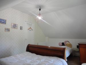 un dormitorio con una cama con una persona puesta en ella en Gîte Couddes, 3 pièces, 6 personnes - FR-1-491-386 en Couddes
