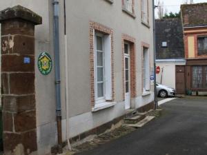 un edificio con un letrero al lado de una calle en Gîte Sargé-sur-Braye, 4 pièces, 6 personnes - FR-1-491-385, en Sargé-sur-Braye