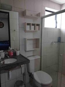 a bathroom with a toilet and a sink and a shower at Apartamento Caruaru PE bairro Mauricio de Nassau in Caruaru