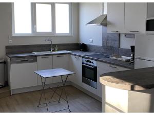 Kuchyň nebo kuchyňský kout v ubytování Gîte charmant tout confort, 3 ch, cour privative, proche Châteaux de la Loire et Loire à Vélo, Avaray - FR-1-491-401