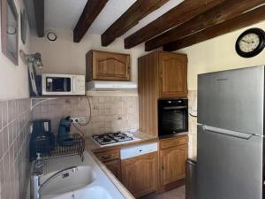 eine kleine Küche mit Kühlschrank und Spüle in der Unterkunft Gîte Vallières-les-Grandes, 4 pièces, 6 personnes - FR-1-491-406 in Vallières-les-Grandes