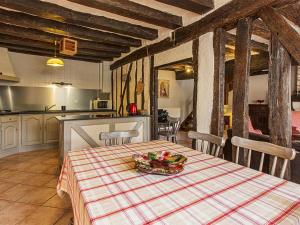 een keuken met een tafel en een fruitschaal bij Gîte Cour-Cheverny, 4 pièces, 9 personnes - FR-1-491-390 in Cour-Cheverny