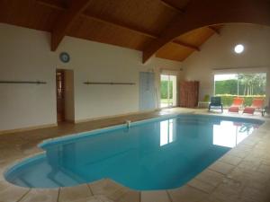 una grande piscina in una grande stanza di Maison avec piscine privative, proche châteaux de la Loire, 3 chambres, animaux acceptés, WiFi inclus - FR-1-491-413 a La Chapelle-Saint-Martin-en-Plaine Altre 5 foto