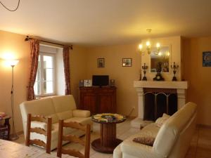 un soggiorno con divano e camino di Maison avec piscine privative, proche châteaux de la Loire, 3 chambres, animaux acceptés, WiFi inclus - FR-1-491-413 a La Chapelle-Saint-Martin-en-Plaine