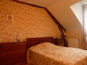 una camera da letto con un letto, un comò e una finestra di Maison avec piscine privative, proche châteaux de la Loire, 3 chambres, animaux acceptés, WiFi inclus - FR-1-491-413 a La Chapelle-Saint-Martin-en-Plaine