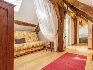 - un salon avec un canapé et un tapis rouge dans l'établissement Gîte Cour-Cheverny, 4 pièces, 9 personnes - FR-1-491-390, à Cour-Cheverny