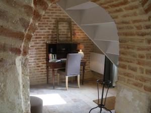a room with a table and a chair in a brick wall at Gîte Monteaux, 2 pièces, 2 personnes - FR-1-491-422 in Monteaux