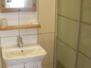 une salle de bain blanche avec lavabo et douche dans l'établissement Charmante maison avec jardin privatif, proche des Châteaux de la Loire, animaux acceptés - FR-1-491-422, à Monteaux