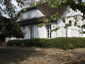 a white house with white windows and a tree at Maison de plain-pied avec jardin arboré, proche Center-Parc et châteaux, idéale famille! - FR-1-491-420 in Yvoy-le-Marron