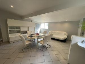 a kitchen and dining room with a table and chairs at Gîte Vineuil, 4 pièces, 6 personnes - FR-1-491-424 in Vineuil