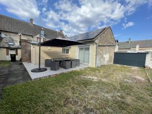 ヴィヌィユにあるMaison plain-pied 3 ch avec sdb privatives, cour et jardin, proche Blois et châteaux de la Loire - FR-1-491-424の黒屋根の家屋裏庭