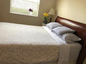 um quarto com uma cama e uma janela em Cozy 1 bedroom 1 bath guest suite in a house em Burnaby