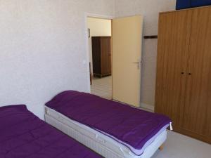 a bedroom with a purple bed and a closet at Ancienne maison de maître rénovée, 6 pers, au cœur de la Sologne avec cour fermée et équipements modernes - FR-1-491-412 in Souvigny-en-Sologne