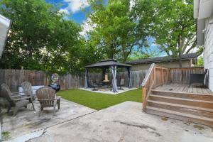 einen Hinterhof mit einem Pavillon und einer Holzterrasse in der Unterkunft The Marbled Speakeasy - San Antonio Luxury Home by the Alamo in San Antonio