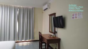 The Upper Deck Hotel的电视和/或娱乐中心