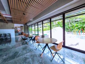 ヌサドゥアにあるMorich Nusa Dua Suite Baliの窓のある部屋(テーブルと椅子付)