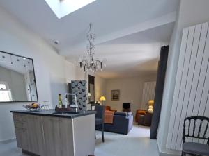 eine Küche und ein Wohnzimmer mit einem Kronleuchter in der Unterkunft Gîte de Charme au Cœur de Blois avec Jardin Privé, Garage et Équipements Modernes - FR-1-491-425 in Blois + 10 Fotos