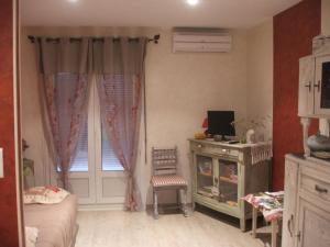 een slaapkamer met een bed en een raam met gordijnen bij Gîte confortable près du Zoo de Beauval, avec jardin - FR-1-491-428 in Meusnes