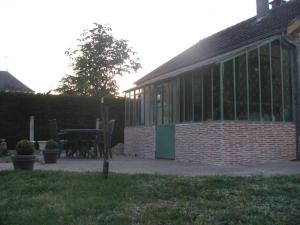 un edificio de ladrillo con una mesa en un patio en Gîte Meusnes, 2 pièces, 2 personnes - FR-1-491-428, en Meusnes
