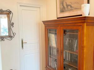 un armario de madera con libros al lado de una puerta en Gîte Vendôme, 2 pièces, 2 personnes - FR-1-491-439, en Vendôme