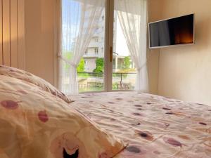 Un dormitorio con una cama grande y una ventana en Gîte Vendôme, 2 pièces, 2 personnes - FR-1-491-439, en Vendôme