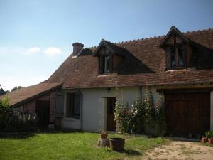 une maison blanche avec un toit marron dans l'établissement Gîte Fresnes , 3 pièces, 5 personnes - FR-1-491-440, 
