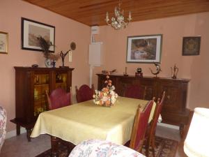 een eetkamer met een tafel met een kerstboom erop bij Gîte Huisseau-sur-Cosson, 3 pièces, 4 personnes - FR-1-491-435 in Huisseau-sur-Cosson