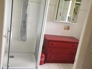 un bagno con doccia e un comò rosso di Gîte rustique avec cheminée, jardin, vélos à dispo, proche châteaux de la Loire et ZooParc de Beauval - FR-1-491-442 a Nourray Altre 25 foto