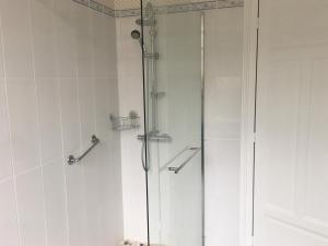 een douche met een glazen deur in de badkamer bij Gîte Dhuizon, 6 pièces, 8 personnes - FR-1-491-436 in Dhuizon